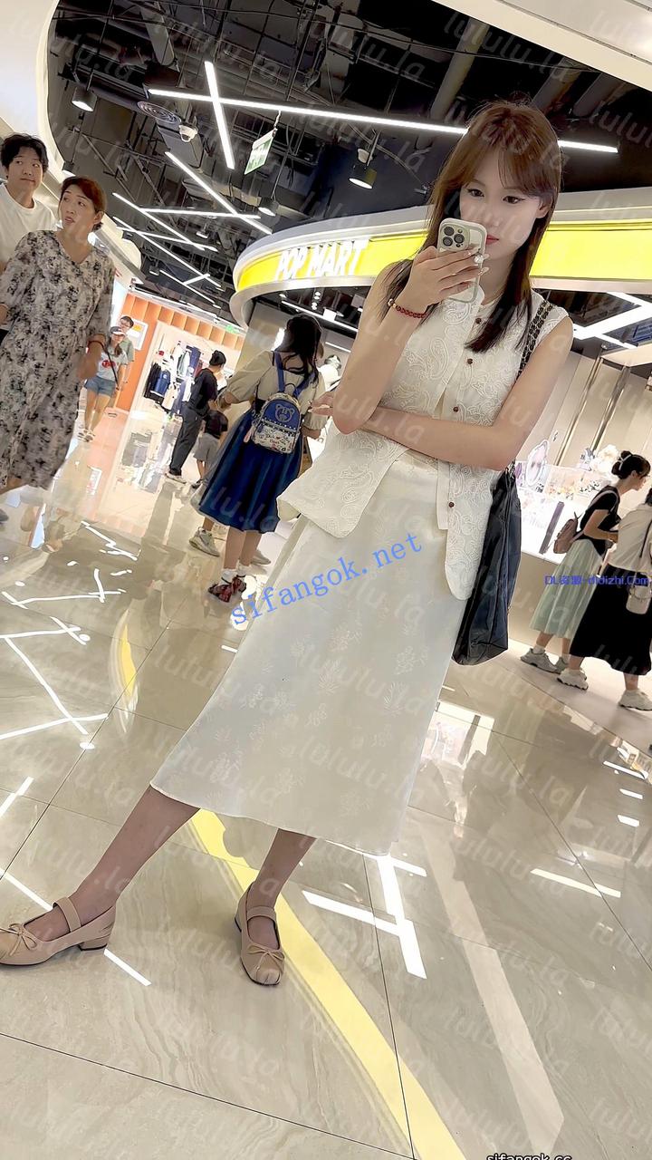 【KFC】長裙氣質靓女專注玩手機·毫無察覺腳下的相機CD 253.9MB 预览图 1