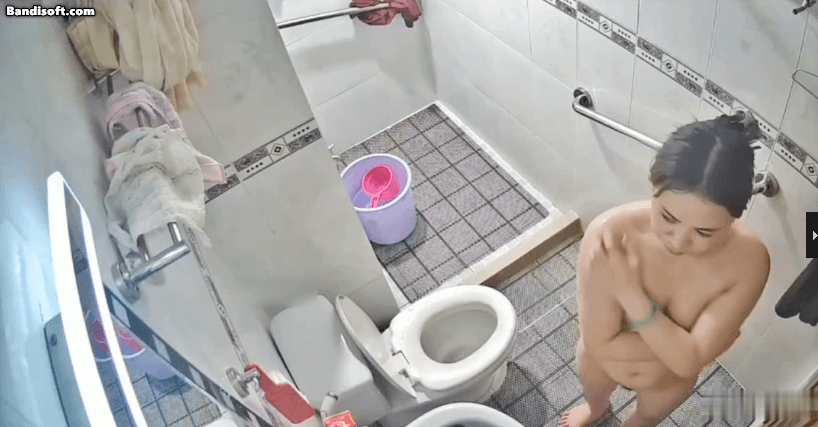 【洗澡偷拍】風騷中年少婦坐馬桶上洗逼逼 683MB