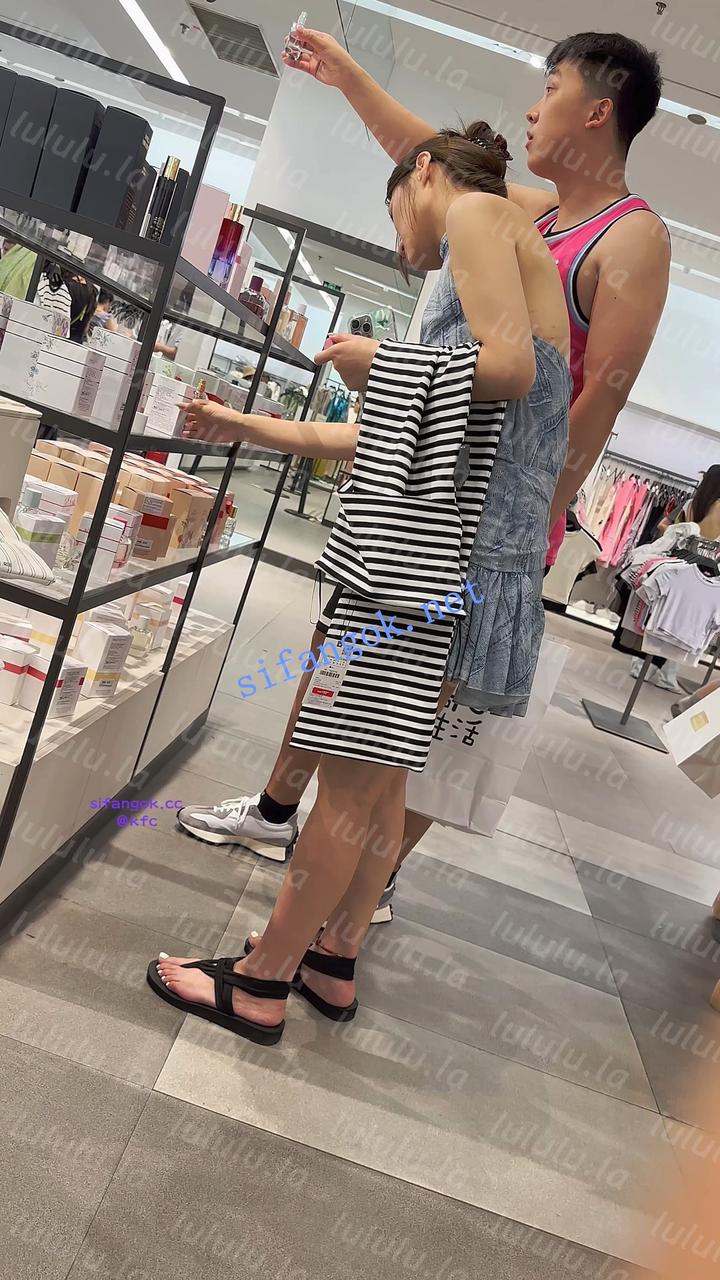 【KFC】露背裙美女求男友买衣服·白色骚窄内精心打扮有够骚【1V】【732M】 预览图 2