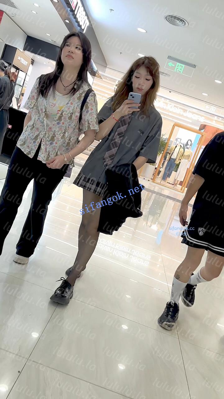 【KFC】JK制服学生妹试鞋·黑丝薄内塞到屁股下CD·露出黑丝脚【NV】【1.12G】 预览图 7