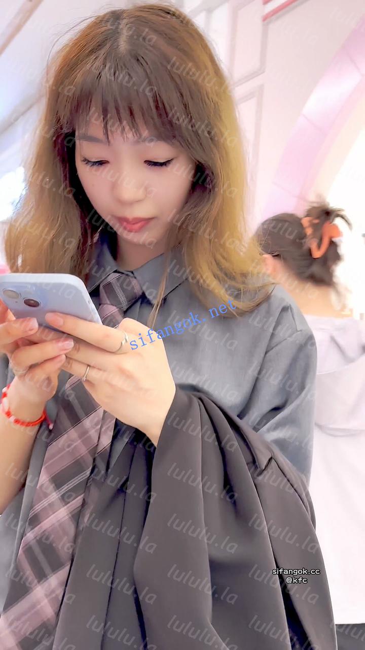 【KFC】JK制服学生妹试鞋·黑丝薄内塞到屁股下CD·露出黑丝脚【NV】【1.12G】 预览图 6