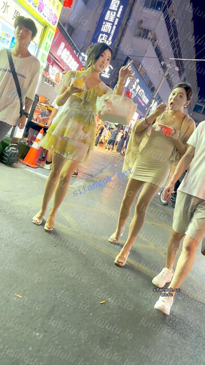 【KFC】两个穿着暴露的少妇逛夜市·白内骚窄内一箭双雕【1V】【312M】 预览图 8