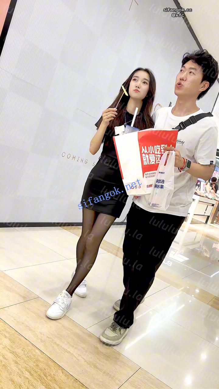 【KFC】清纯包臀裙学生妹和男友逛街·黑色丝袜蕾丝内很反差【1V】【462M】 预览图 4