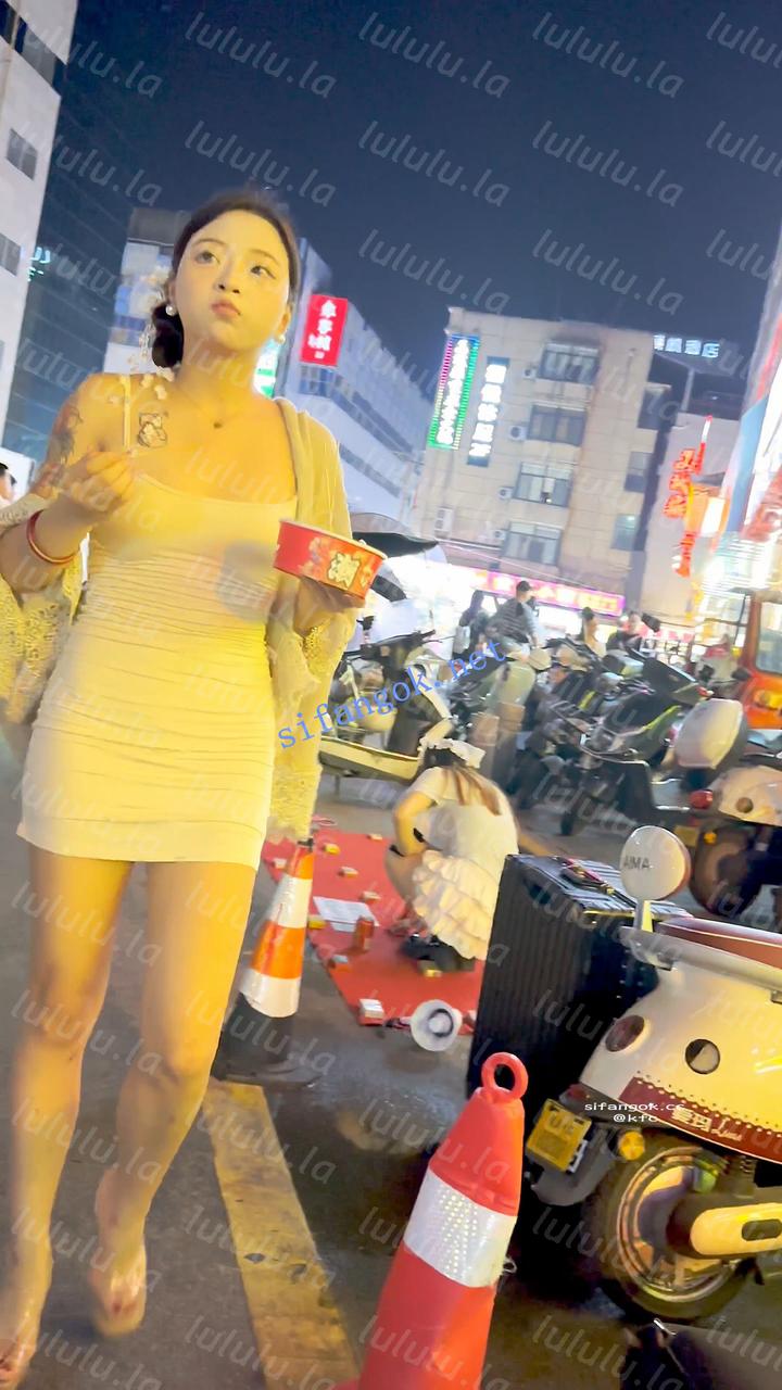 【KFC】两个穿着暴露的少妇逛夜市·白内骚窄内一箭双雕【1V】【312M】 预览图 6