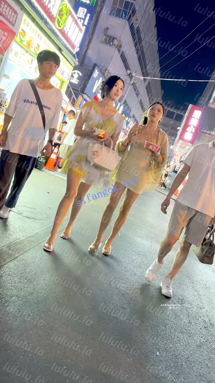 【KFC】两个穿着暴露的少妇逛夜市·白内骚窄内一箭双雕【1V】【312M】 预览图 5