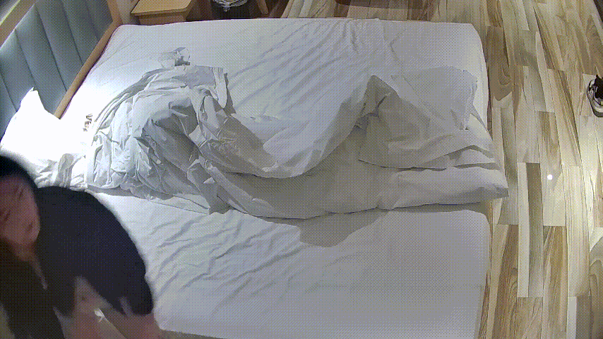 情趣酒店 4-26 小美女先開好房 男人來了就往身上撲 沒戴套美女不給操 最後還是沒辦法 隻能戴套才能操 884.5MB 预览图 2