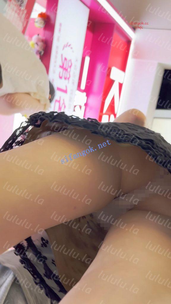 【KFC】性感少妇和老公孩子逛街·年轻一定是个美女·粉色骚内【1V】【705M】 预览图 6