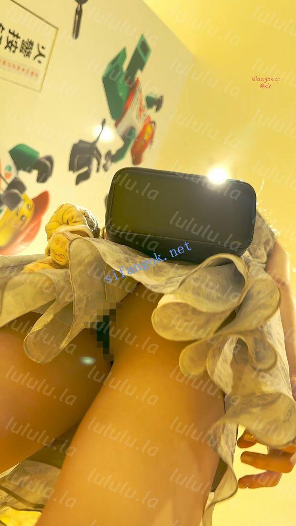 【KFC】极品美女和男友逛街·身材样貌很顶·黑色内男友爽死了【1V】【475M】 预览图 9