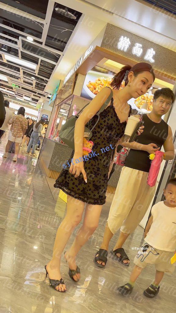 【KFC】性感少妇和老公孩子逛街·年轻一定是个美女·粉色骚内【1V】【705M】 预览图 15