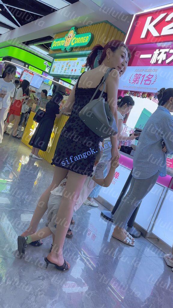 【KFC】性感少妇和老公孩子逛街·年轻一定是个美女·粉色骚内【1V】【705M】 预览图 5