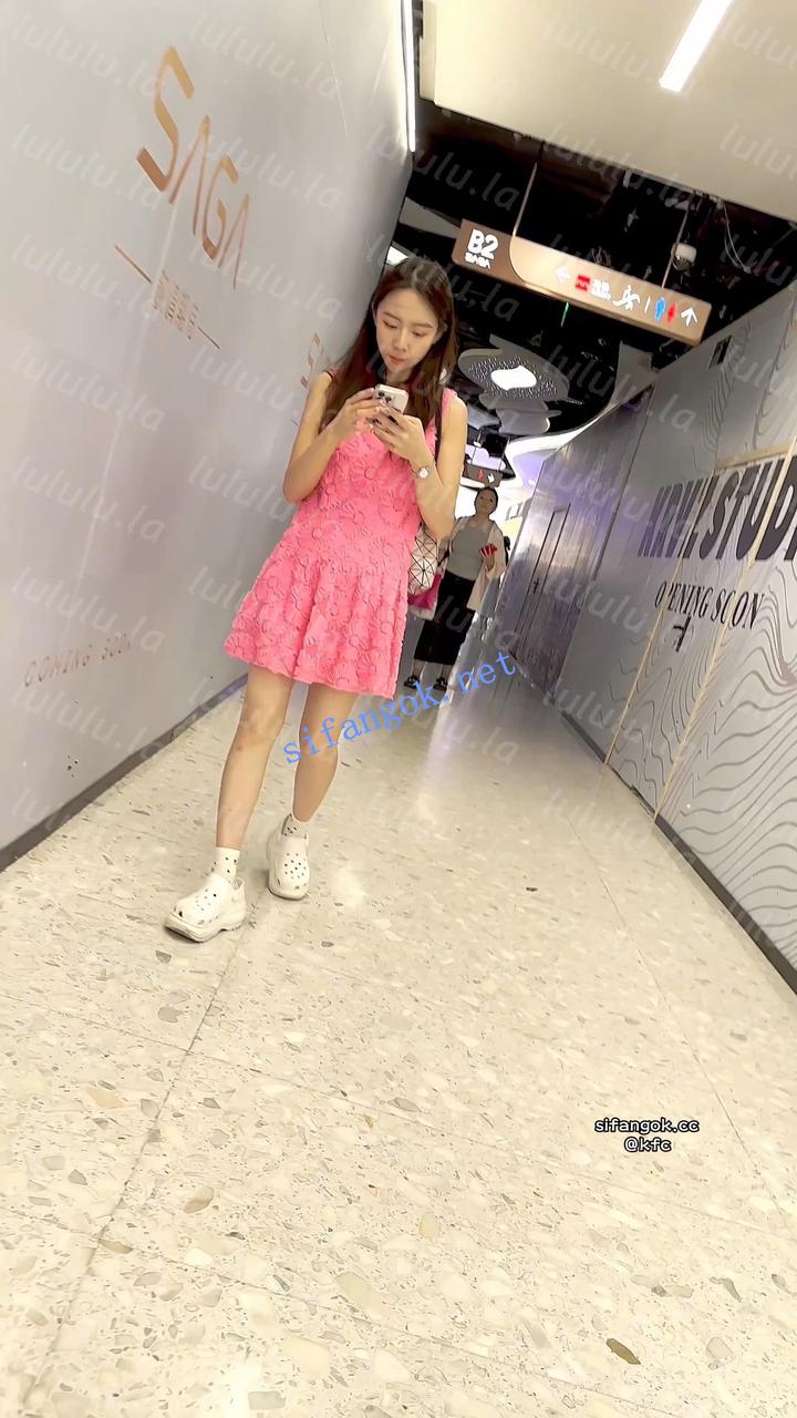 【KFC】低配张静初靓女独自买小吃·粉裙花内裤逛街清纯知性【1V】【575M】 预览图 2