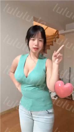 抖音超大奶反差主播 迷人的许翠花 抖奶骚舞大哥抓奶爆插！【55V】【159M】 预览图 9