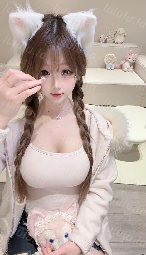 抖音 小点炘 巨乳小蛮腰美女 露点 扣B自慰 掰开B特写 揉胸【4V】【358M】 预览图 3