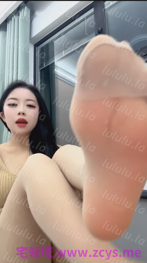 玩物直播冰月s-251228 爬进来狗狗舔肉丝脚体验口水喷脸的视觉体验【1V】【457MB百度云】 预览图 3