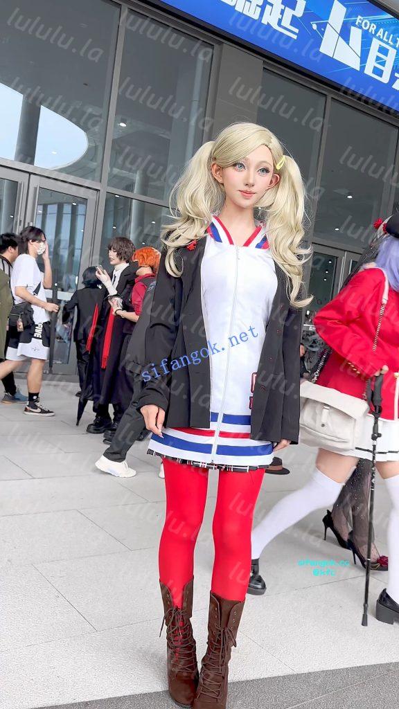 【KFC】双马尾学生妹拍短视频·红色丝袜微透内·蹲下勒出B形【1V】【414M】 预览图 2