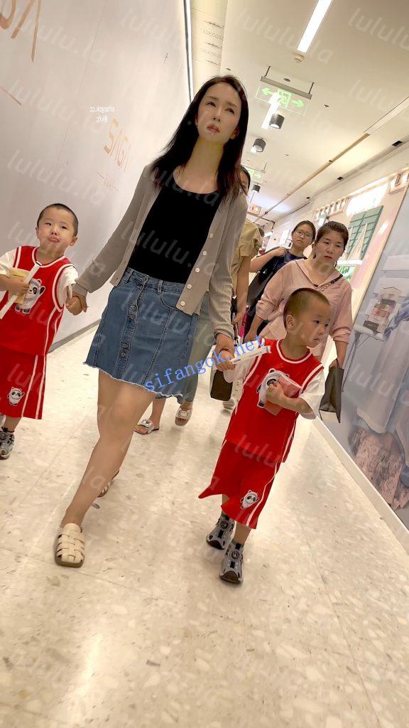 【KFC】带孩子逛街的少妇买奶茶·短裙下穿着肉色骚窄内【1V】【776M】 预览图 9