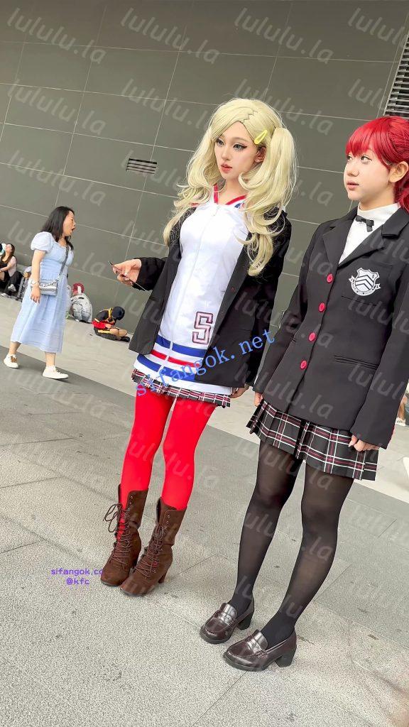 【KFC】双马尾学生妹拍短视频·红色丝袜微透内·蹲下勒出B形【1V】【414M】 预览图 8