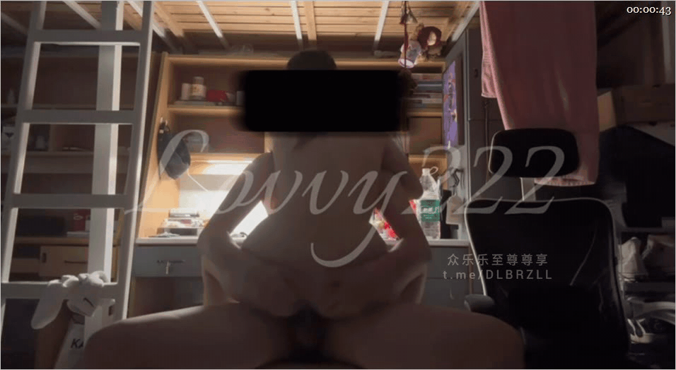 推特06年170可甜可禦清純反差淫欲騷母狗「lovvy軟糖」男友考研沒空跟我約會了，我隻好主動去他的宿舍，讓他一邊學習一邊操騷穴 308.4MB 预览图 1