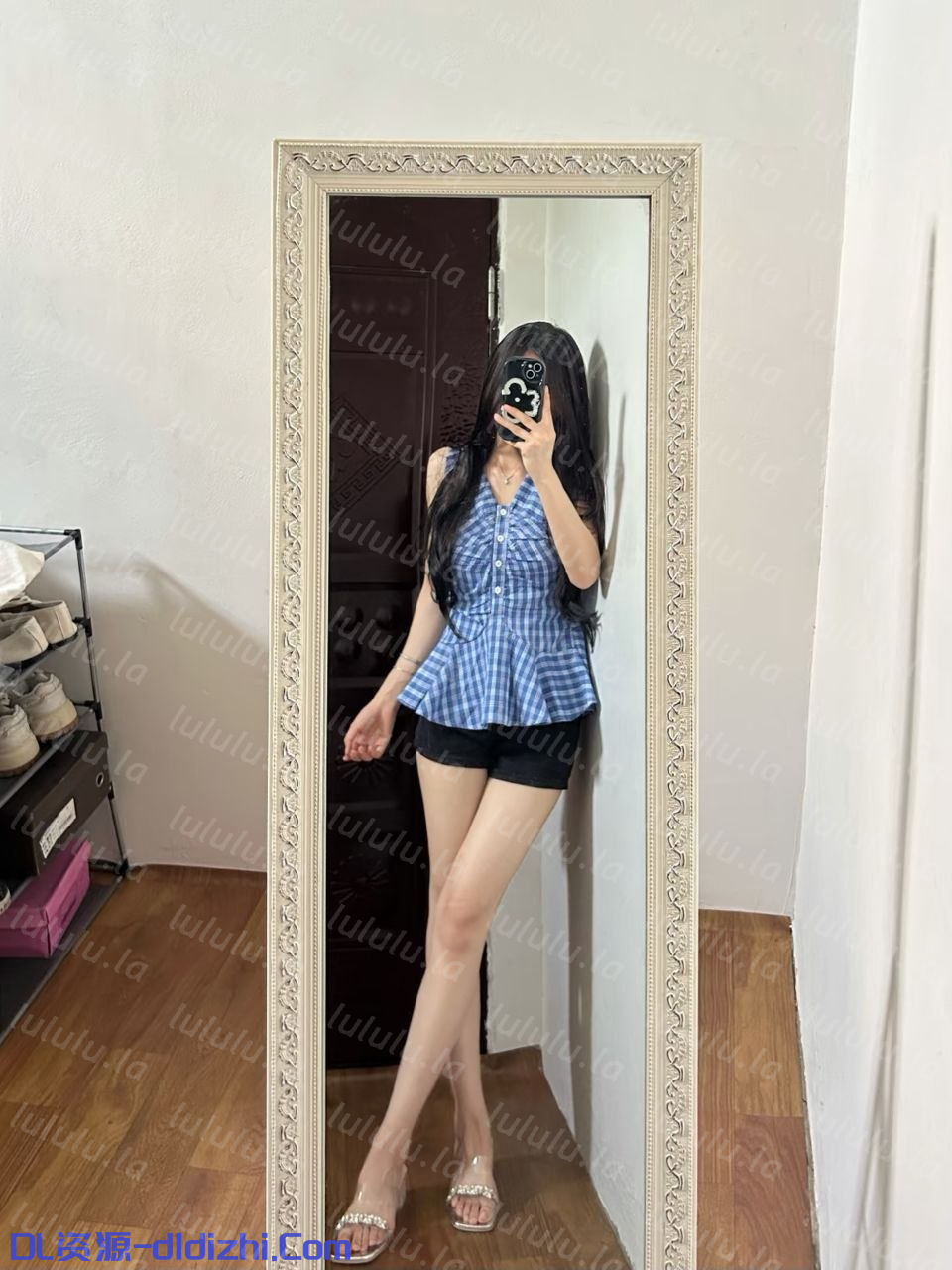 極品足控女神居家各種角度展示性感美足，玩得特别有感覺，躺床上玩弄男友雞雞 180.4MB 预览图 1