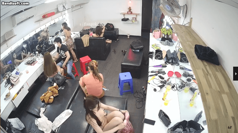 【破解摄像头】夜店后台模特换衣身材都非常好【NV】【715M】 预览图 3