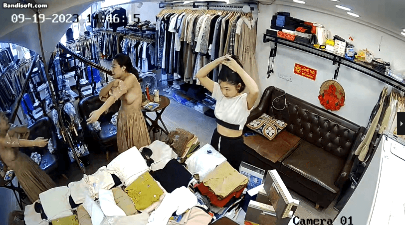 【破解摄像头】夜店后台模特换衣身材都非常好【NV】【715M】 预览图 5