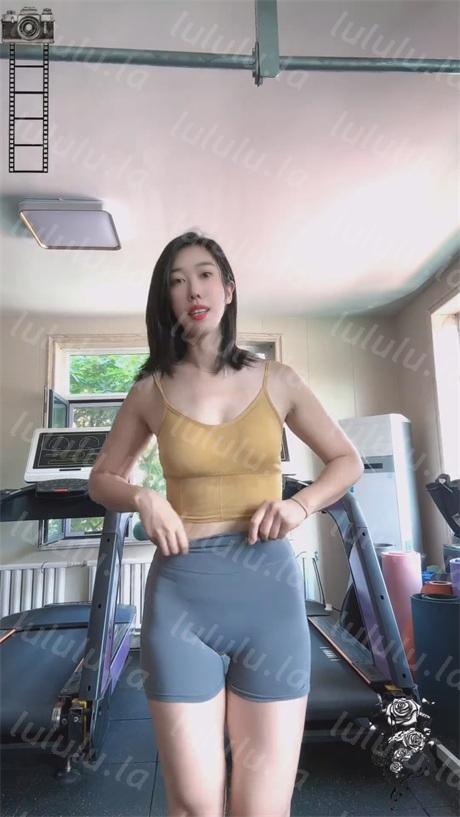 ❣️推荐❣️抖音骚逼少妇【念柚】大尺度掰逼诱惑，道具自慰高潮，足交大鸡巴，敏感易流水6V【6V】【245M】 预览图 3