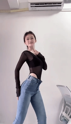 ❤️❤️清纯可爱美少女萝莉【小新好困】 风骚脱衣舞艳舞裸舞诱惑＋美乳粉乳头扭捏＋掰穴特写粉穴道具自慰流白【13V】【213M】 预览图 5