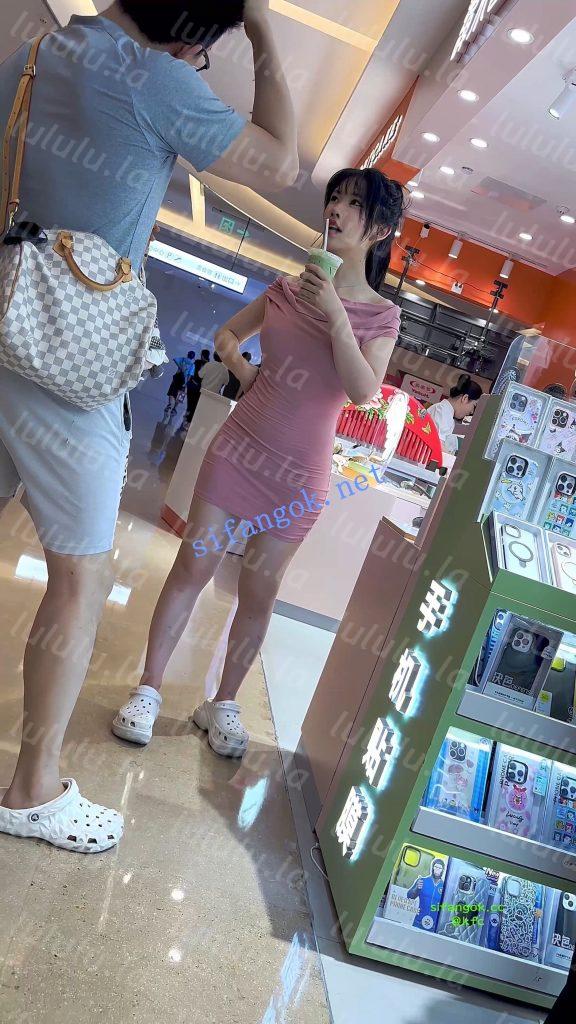 【KFC】前凸后翘的少妇和男友逛街·包臀裙白色骚窄内前后CD【1V】【296M】