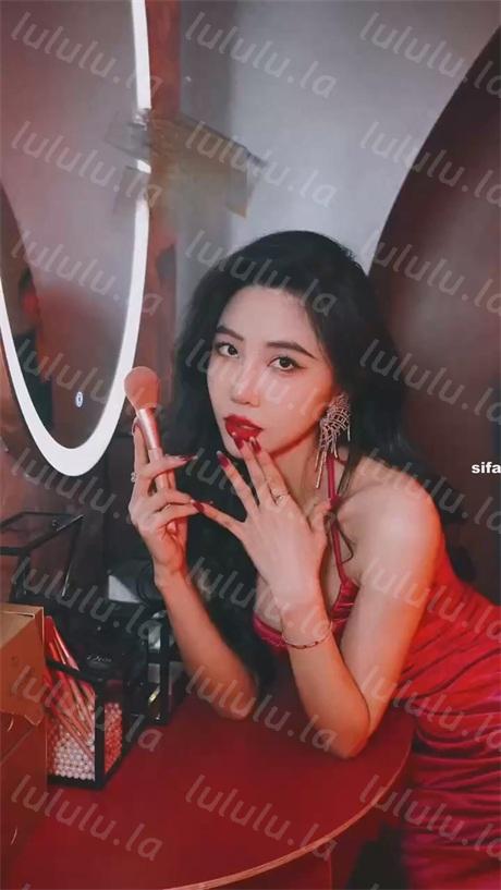 ❣️推荐❣️抖音高颜值极品【芥末小章鱼】高颜值反差婊被金主调教成小母狗，各种地方露出，暴力掰逼【23V】【134M】 预览图 13