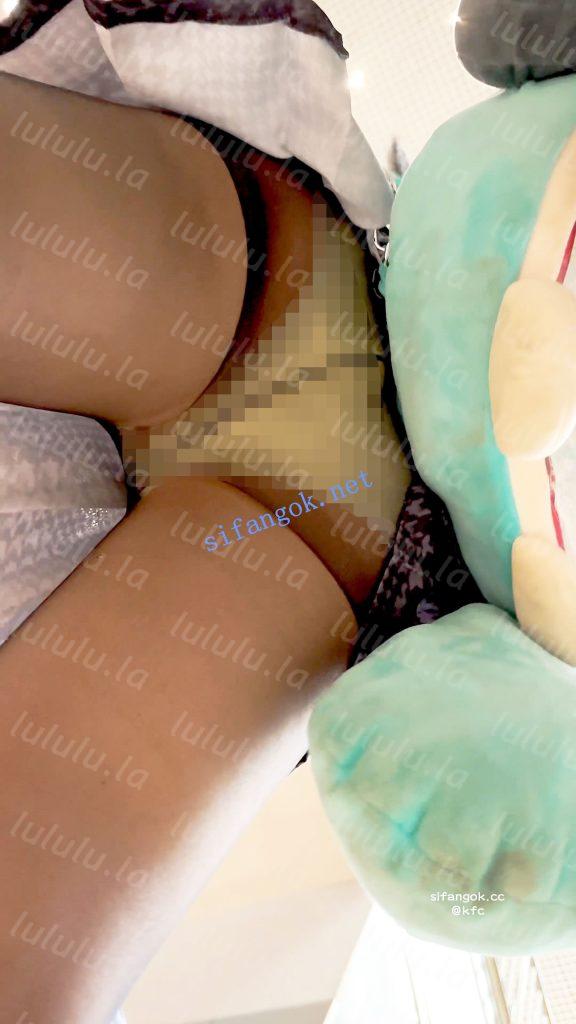 【KFC】⭐极品JK学生妹·翘起屁股睡觉·黑丝骚内露给路人欣赏【1V】【4.05G】 预览图 6