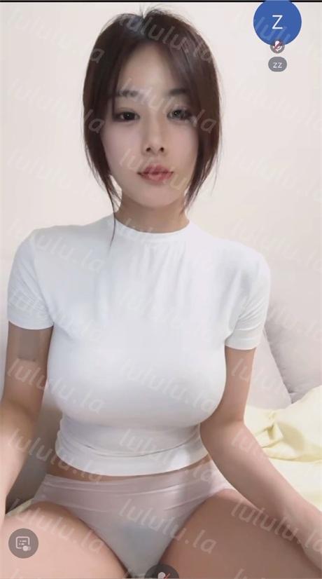 ❣️推荐❣️抖音颜值嫩妹【公主本宫（欧盖茨）】大奶靓女，道具自慰到红晕，极品巨乳，好身材大长腿，眼镜妹就是骚【7V】【0.98G】 预览图 9