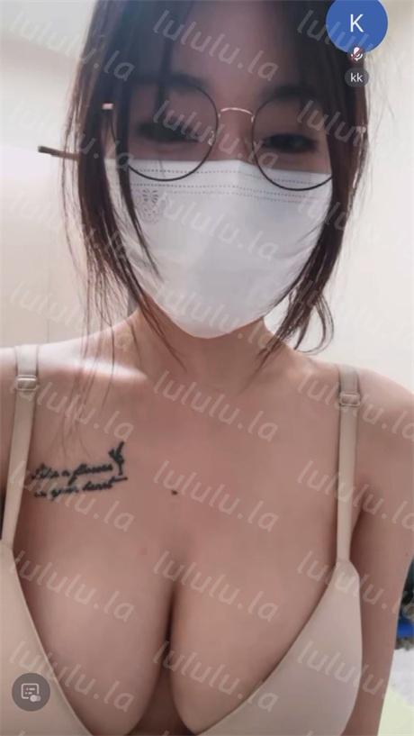 ❣️推荐❣️抖音颜值嫩妹【公主本宫（欧盖茨）】大奶靓女，道具自慰到红晕，极品巨乳，好身材大长腿，眼镜妹就是骚【7V】【0.98G】 预览图 6
