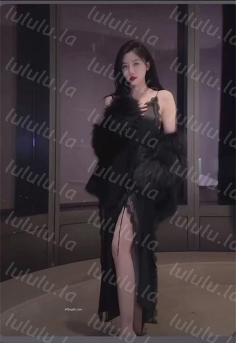 ❣️推荐❣️抖音高颜值极品【芥末小章鱼】高颜值反差婊被金主调教成小母狗，各种地方露出，暴力掰逼【23V】【134M】 预览图 7