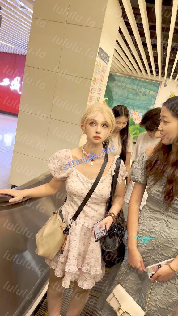 【KFC】超甜美网红级混血学生妹和助理拍摄·长裙白内尿黄了【1V】【293M】 预览图 5