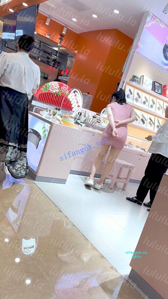【KFC】前凸后翘的少妇和男友逛街·包臀裙白色骚窄内前后CD【1V】【296M】 预览图 4
