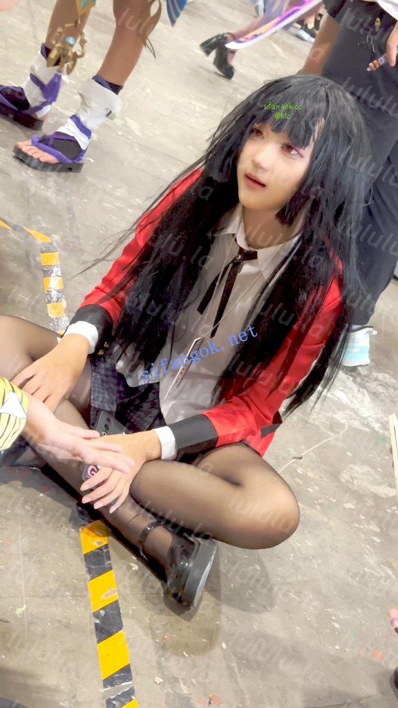 【KFC】⭐极品JK学生妹·翘起屁股睡觉·黑丝骚内露给路人欣赏【1V】【4.05G】 预览图 26