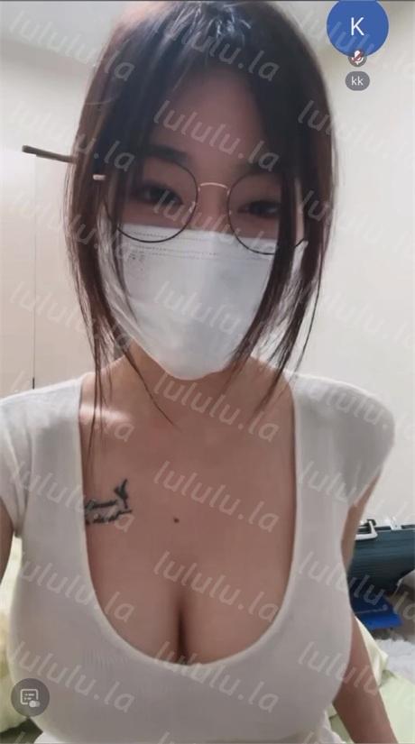❣️推荐❣️抖音颜值嫩妹【公主本宫（欧盖茨）】大奶靓女，道具自慰到红晕，极品巨乳，好身材大长腿，眼镜妹就是骚【7V】【0.98G】 预览图 8