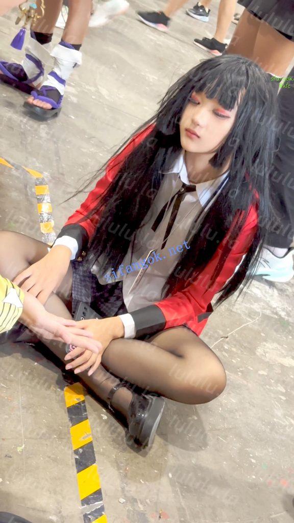 【KFC】⭐极品JK学生妹·翘起屁股睡觉·黑丝骚内露给路人欣赏【1V】【4.05G】 预览图 4