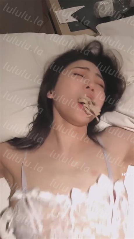 ❣️推荐❣️抖音高颜值极品【芥末小章鱼】高颜值反差婊被金主调教成小母狗，各种地方露出，暴力掰逼【23V】【134M】 预览图 9