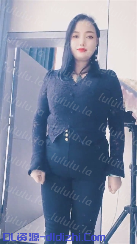❣️推薦❣️快手騷逼熟女【未來的夢想】坦克愛好者狂喜，少婦顔值，虎式坦克，毛少奶大臀肥，女上位絕逼扛不住3V 231.7MB