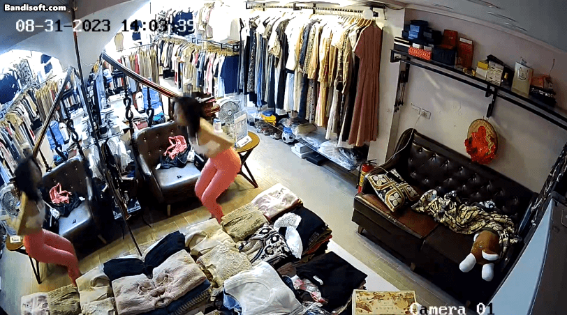 【破解攝像頭】服裝店大奶老闆娘換衣合集 1.06GB 预览图 6