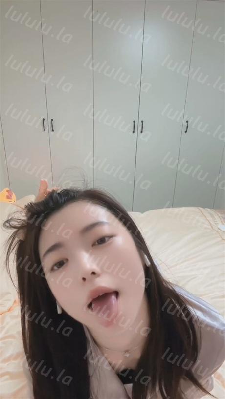 ❣️推荐❣️快手颜值嫩妹【媮晚】裸舞诱惑，挫逼自慰，淫语调教，好身材大长腿【30V】【3.75G】 预览图 3