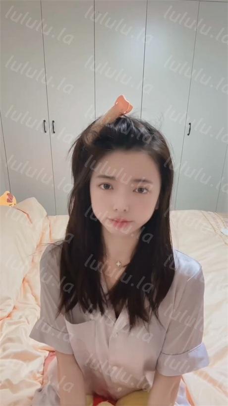 ❣️推荐❣️快手颜值嫩妹【媮晚】裸舞诱惑，挫逼自慰，淫语调教，好身材大长腿【30V】【3.75G】 预览图 4