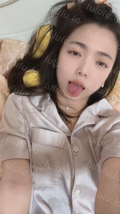 ❣️推荐❣️快手颜值嫩妹【媮晚】裸舞诱惑，挫逼自慰，淫语调教，好身材大长腿【30V】【3.75G】 预览图 5