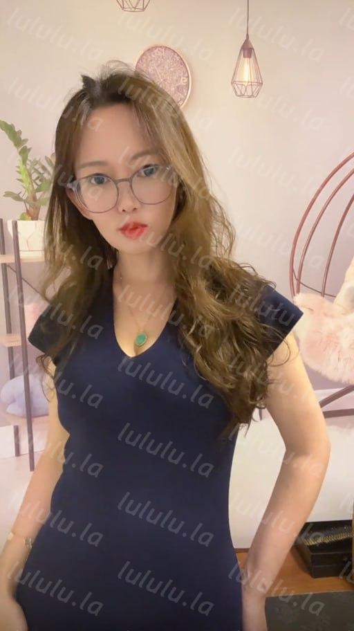 ❤️❤️抖音12万粉眼镜妹【维她】，豪乳揉搓粉穴自慰，水真多呀，诱惑拉满【12V】【238M】 预览图 2