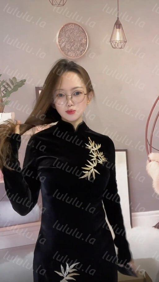 ❤️❤️抖音12万粉眼镜妹【维她】，豪乳揉搓粉穴自慰，水真多呀，诱惑拉满【12V】【238M】 预览图 7