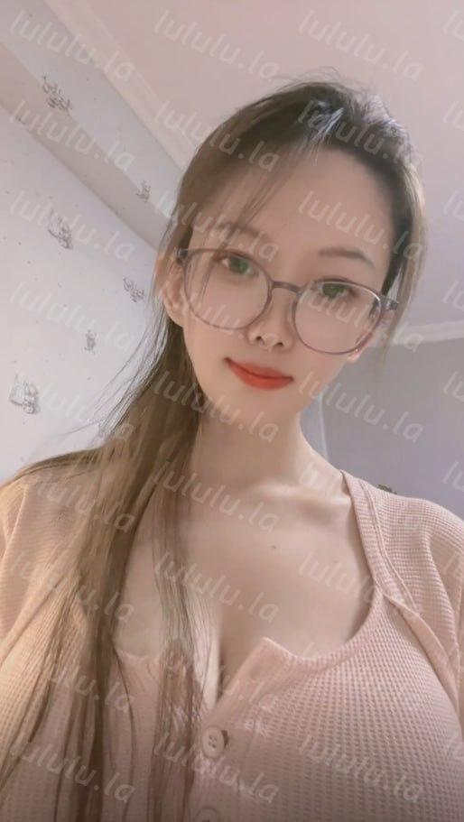 ❤️❤️抖音12万粉眼镜妹【维她】，豪乳揉搓粉穴自慰，水真多呀，诱惑拉满【12V】【238M】 预览图 4
