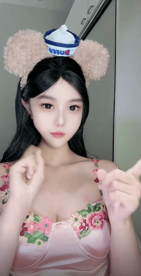 ❤️❤️抖音模特御姐【Vkvk】，骚舞裸舞诱惑＋风骚道具自慰水真多，美乳又圆又挺，美穴一线天诱惑力拉满【12V】【26M】 预览图 7