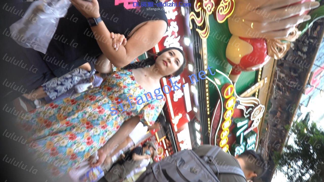 （空城原創）花裙美豔少婦逛街，微透米白N緊裹肥臀 271.1MB