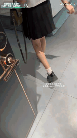 【私密群組】「總華探長的小狗」「向東」泡的白皙18歲嫩妹，請喝奶茶就酒店幹了，幹力氣大了，好像有點見紅了 510.3MB 预览图 5